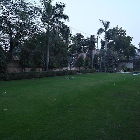 Hotel Sainik Grand Varanasi Esterno foto