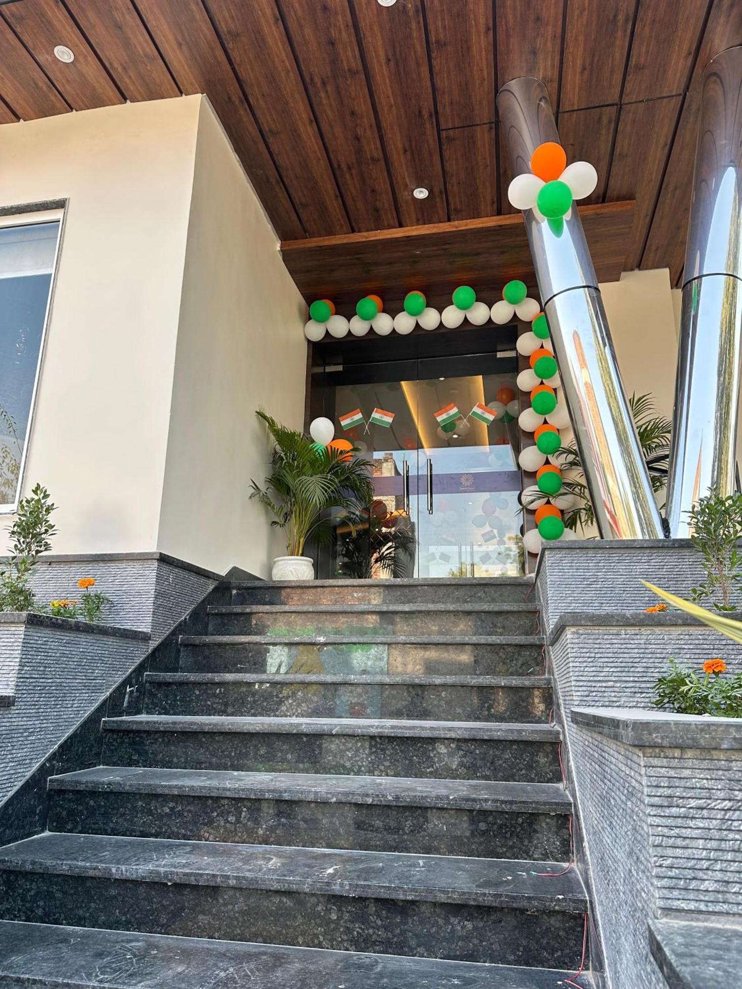 Hotel Sainik Grand Varanasi Esterno foto