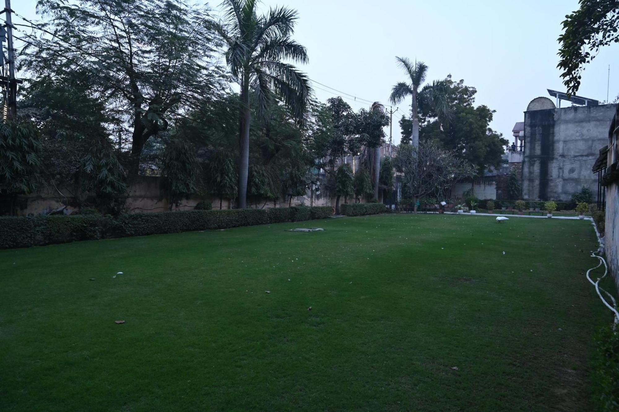 Hotel Sainik Grand Varanasi Esterno foto