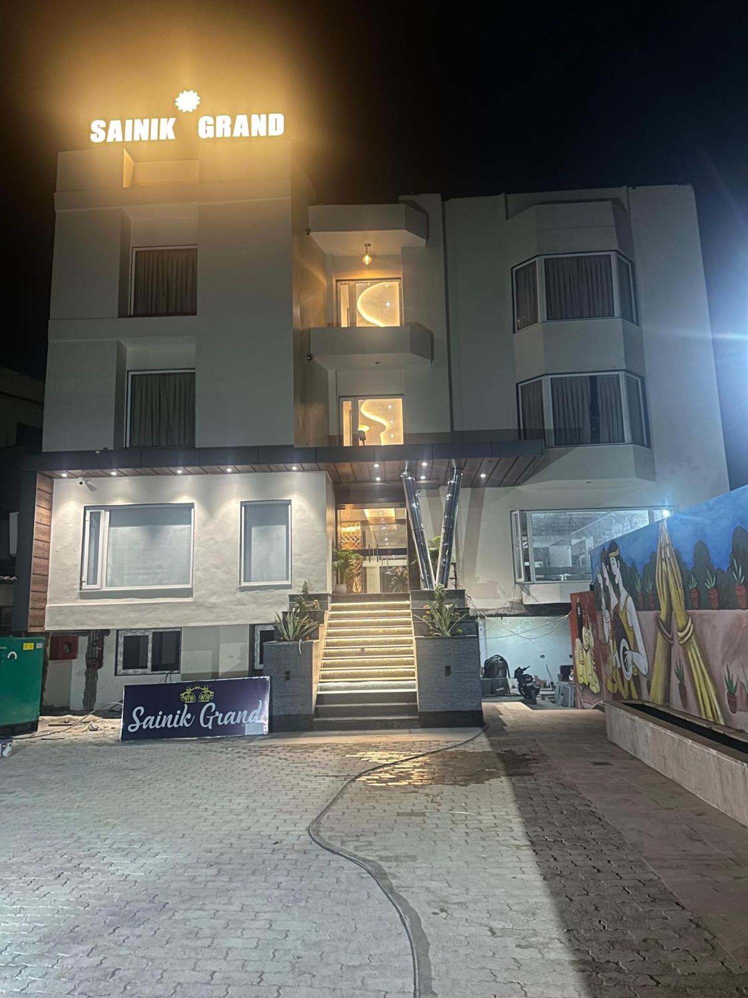 Hotel Sainik Grand Varanasi Esterno foto