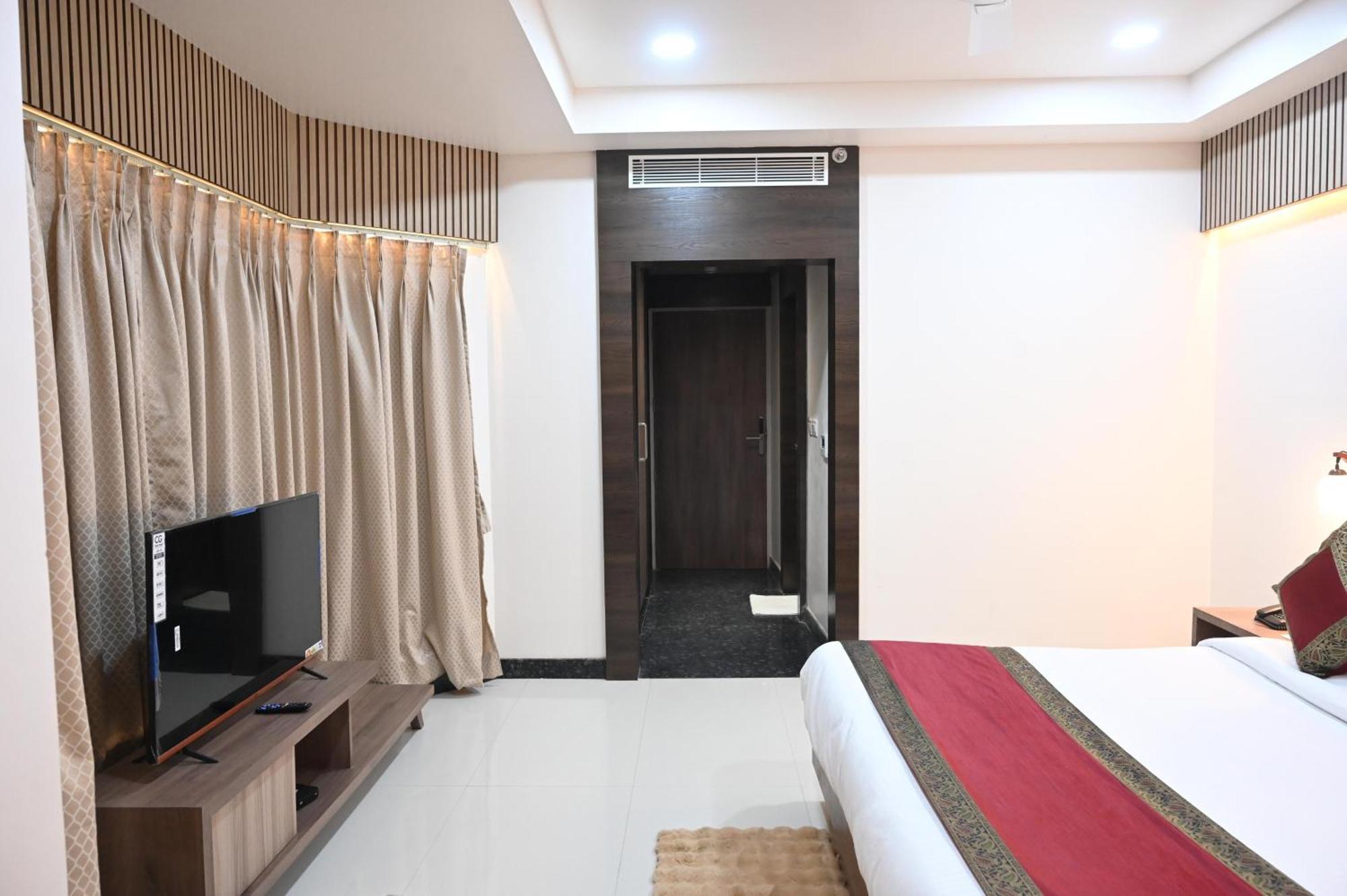 Hotel Sainik Grand Varanasi Esterno foto