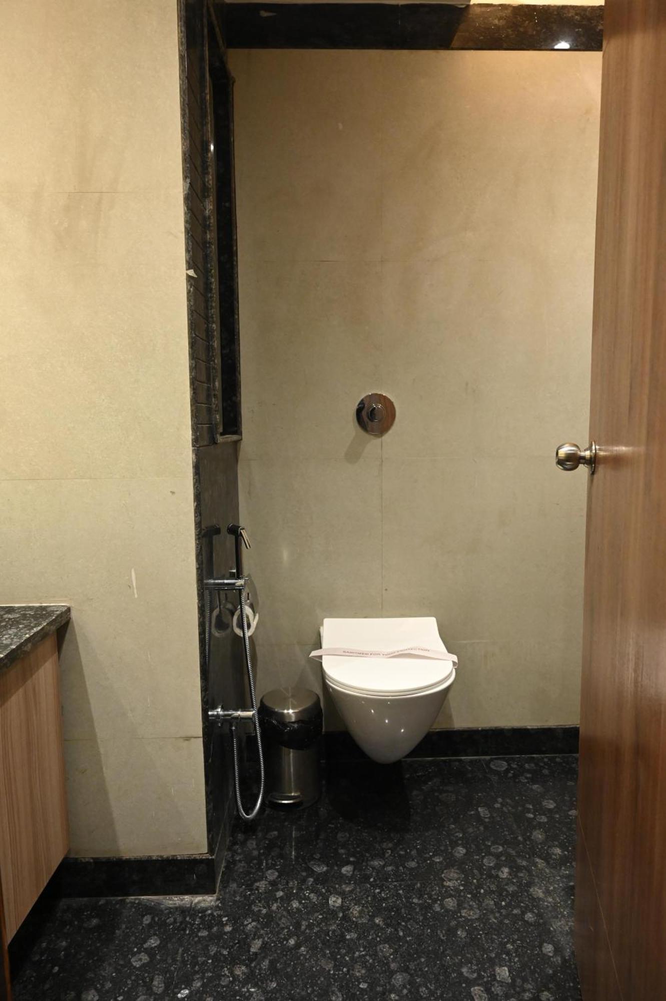 Hotel Sainik Grand Varanasi Esterno foto