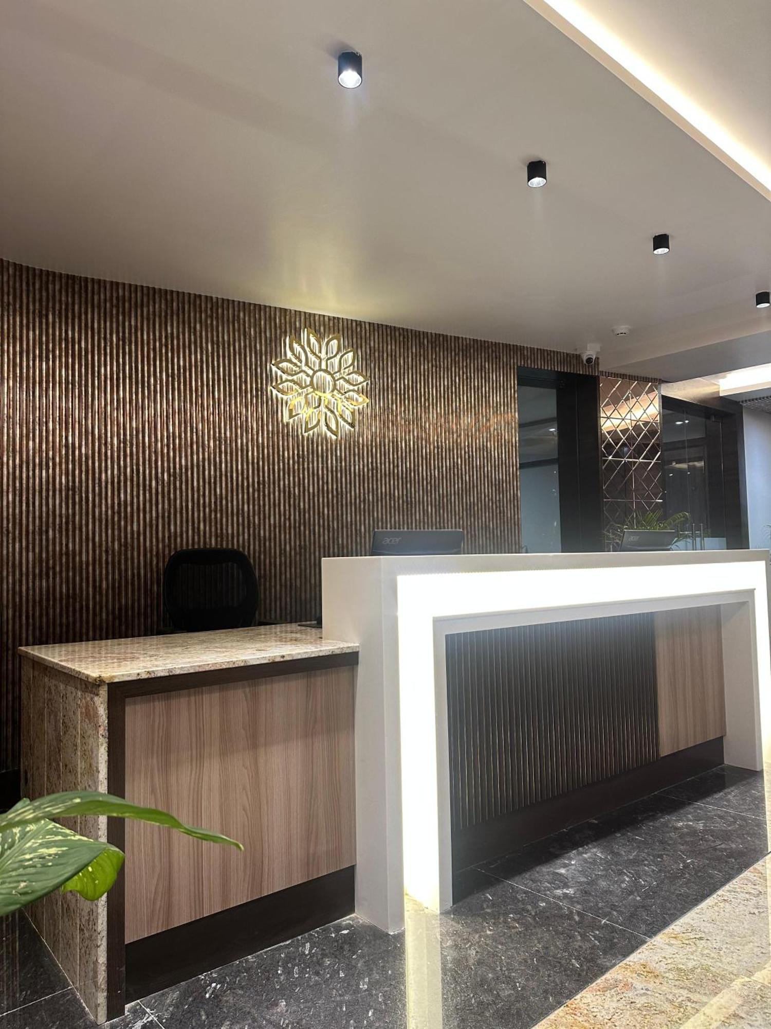 Hotel Sainik Grand Varanasi Esterno foto