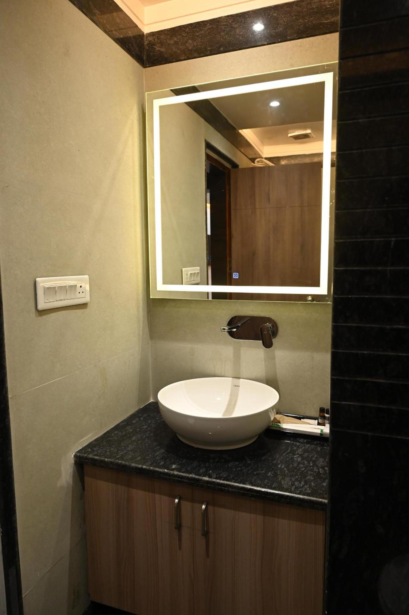 Hotel Sainik Grand Varanasi Esterno foto