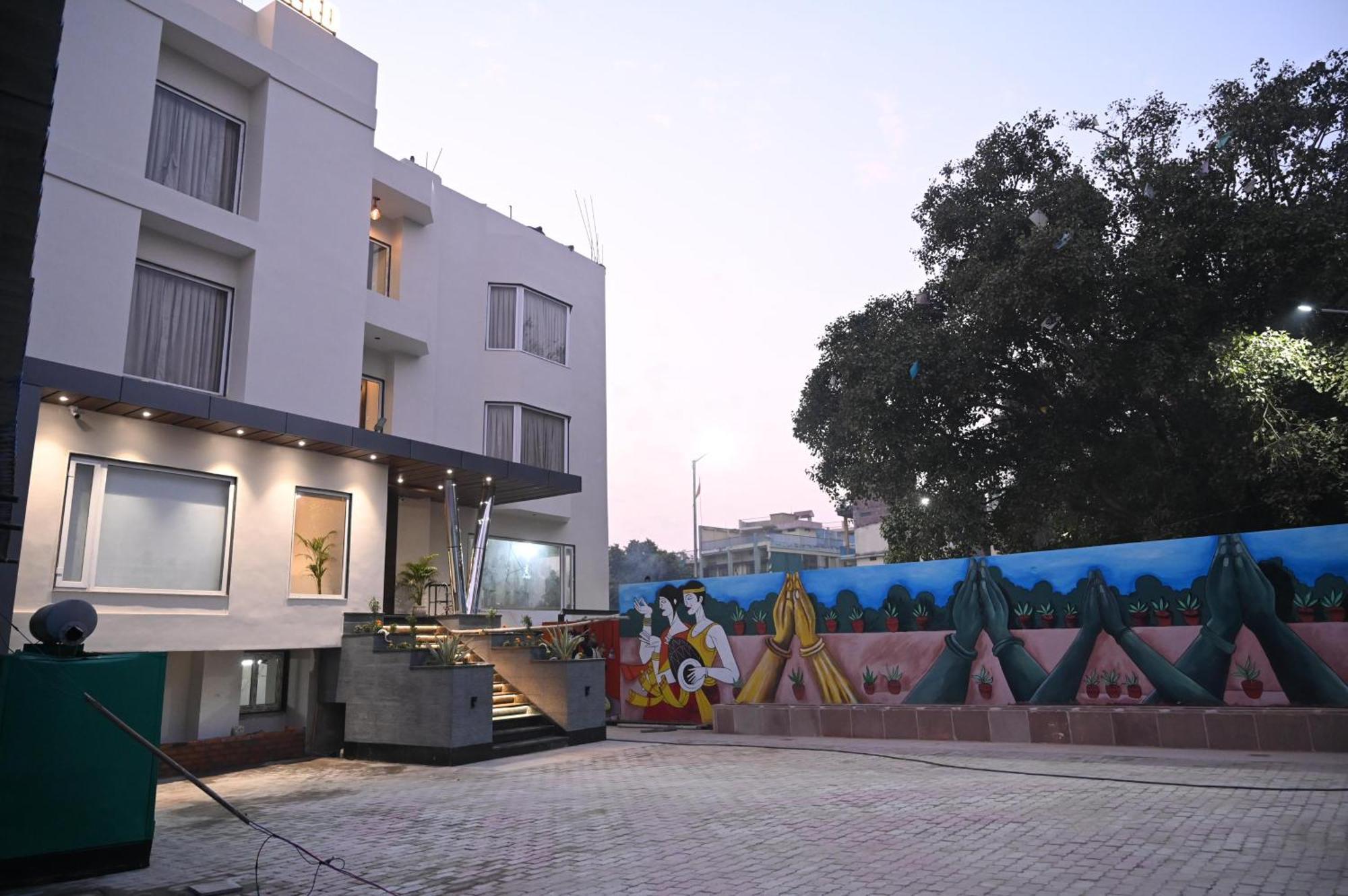 Hotel Sainik Grand Varanasi Esterno foto