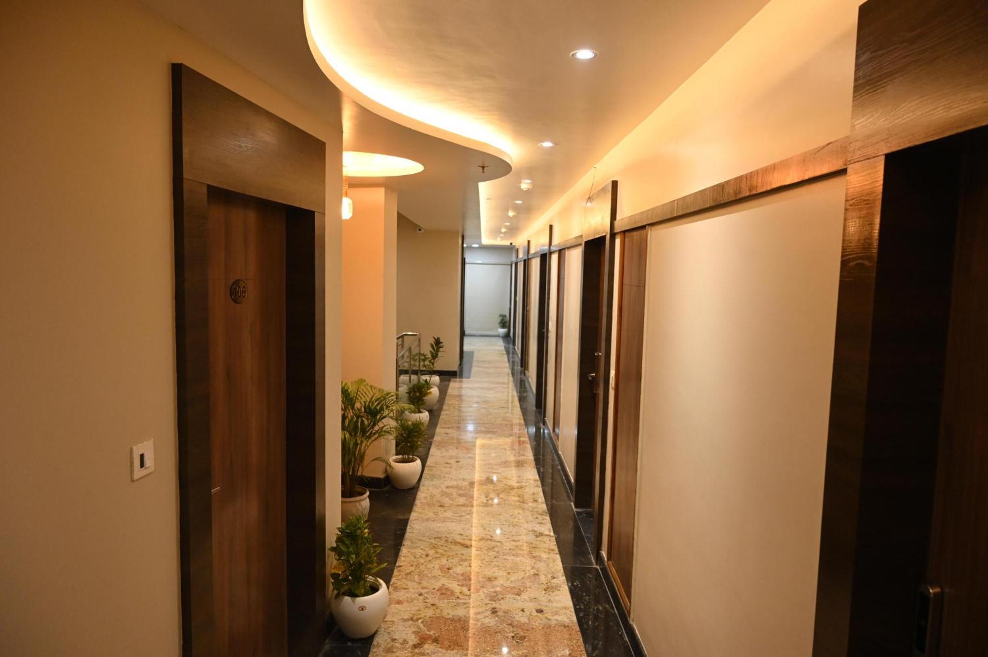 Hotel Sainik Grand Varanasi Esterno foto
