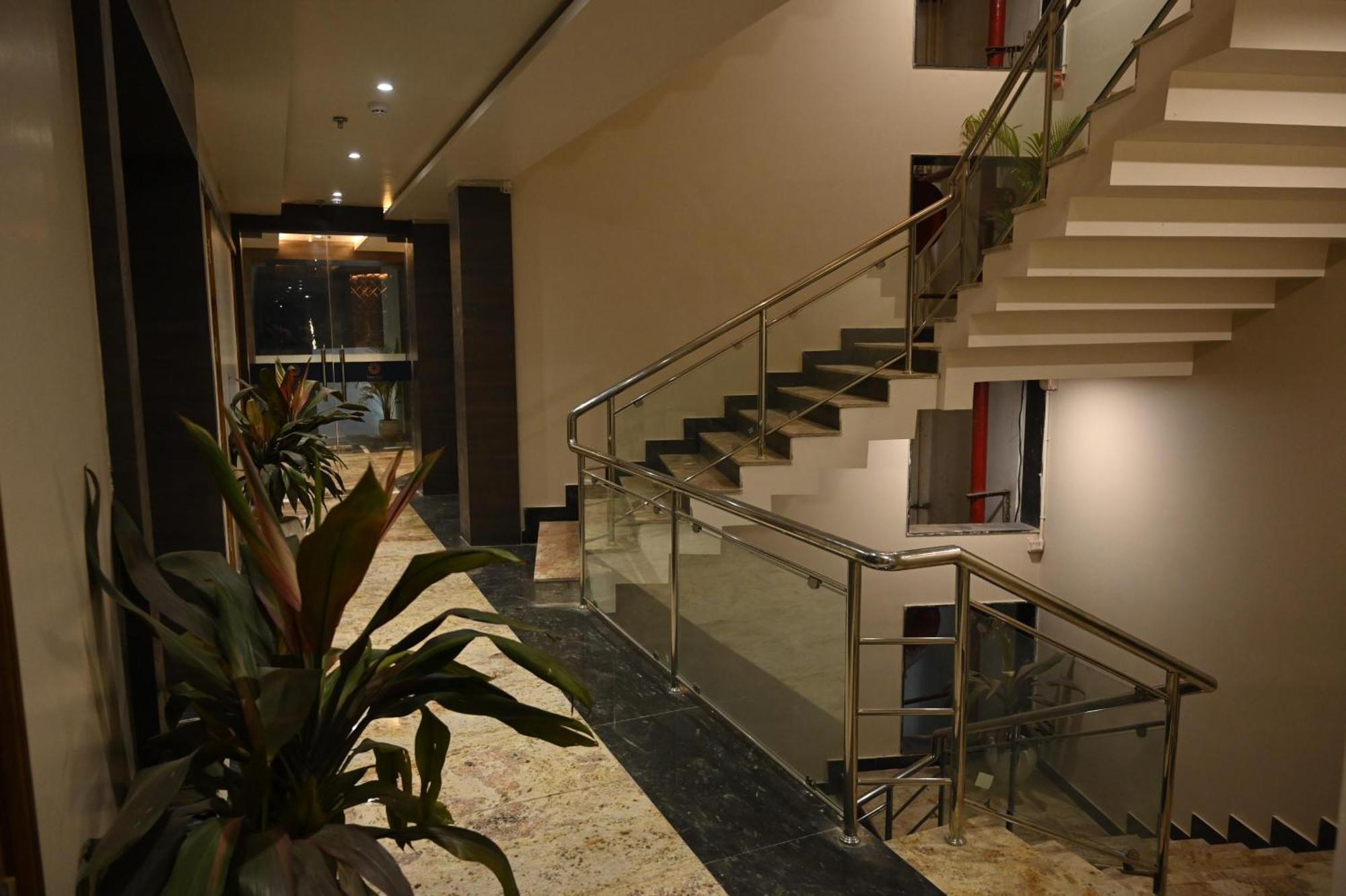 Hotel Sainik Grand Varanasi Esterno foto
