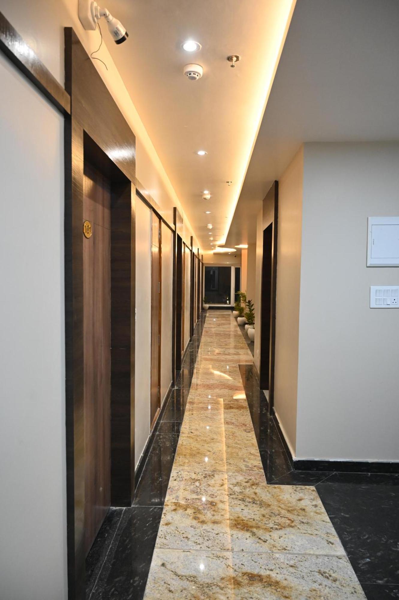Hotel Sainik Grand Varanasi Esterno foto