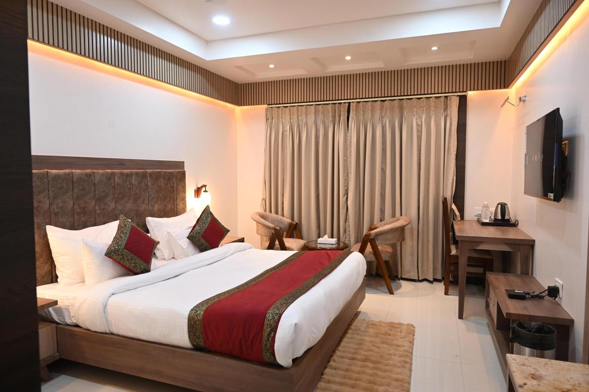 Hotel Sainik Grand Varanasi Esterno foto