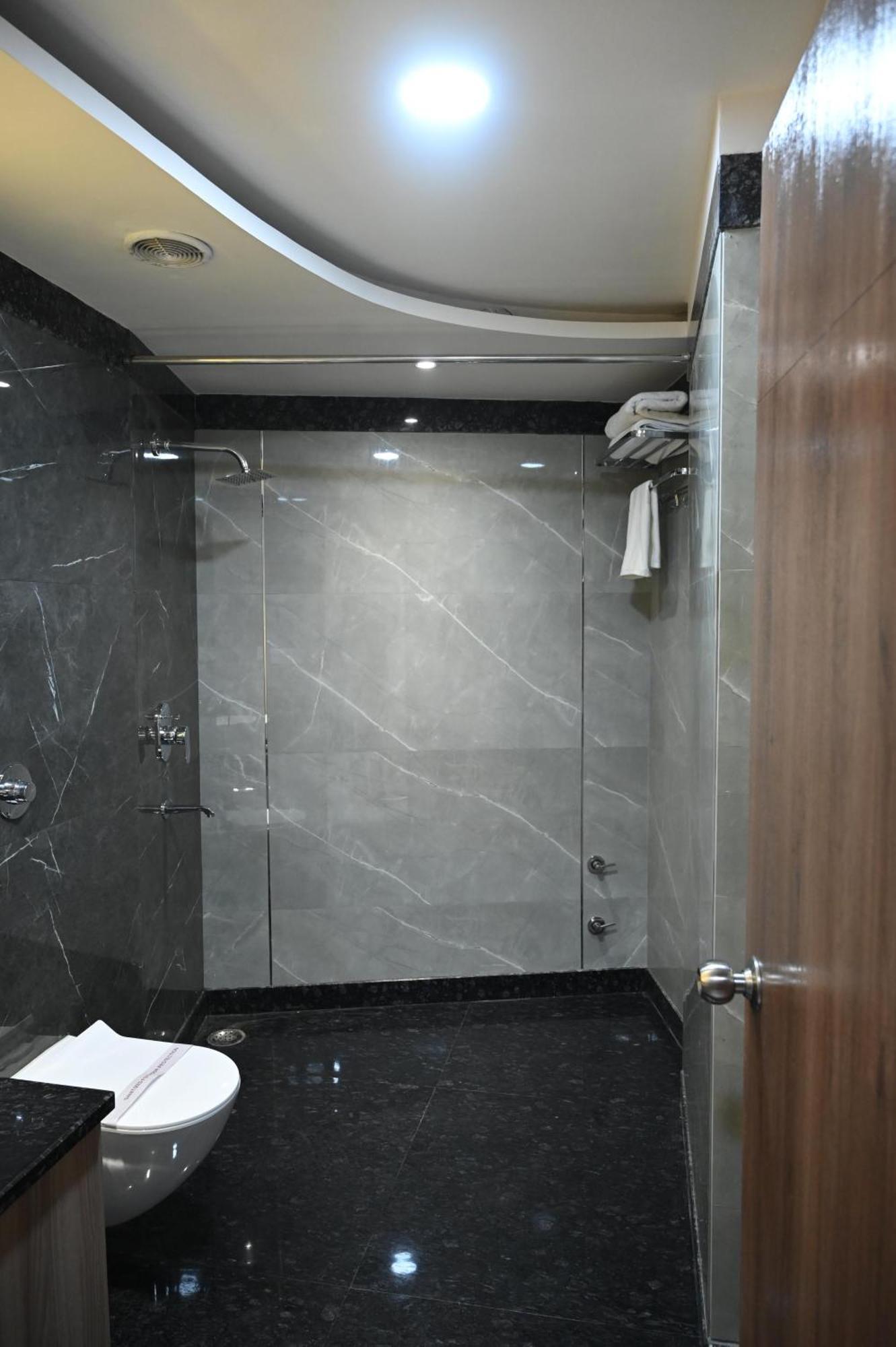 Hotel Sainik Grand Varanasi Esterno foto