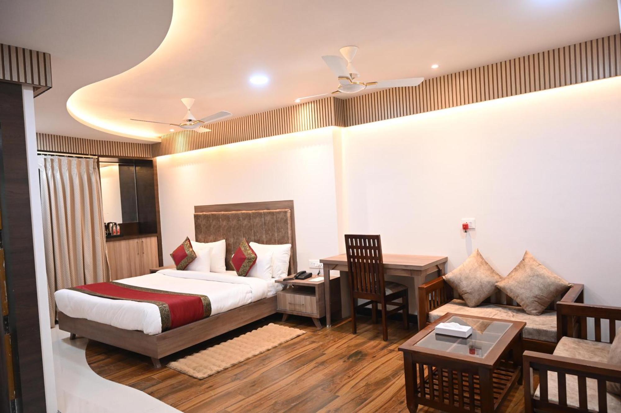 Hotel Sainik Grand Varanasi Esterno foto