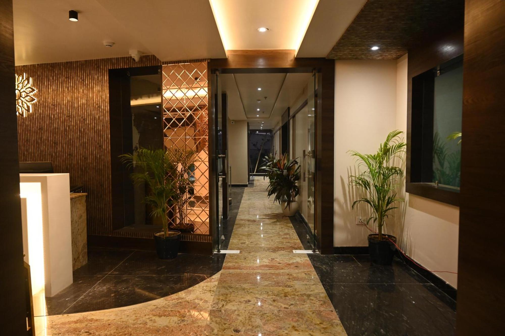 Hotel Sainik Grand Varanasi Esterno foto