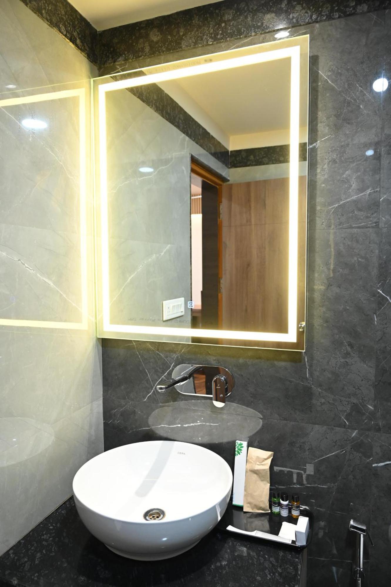 Hotel Sainik Grand Varanasi Esterno foto