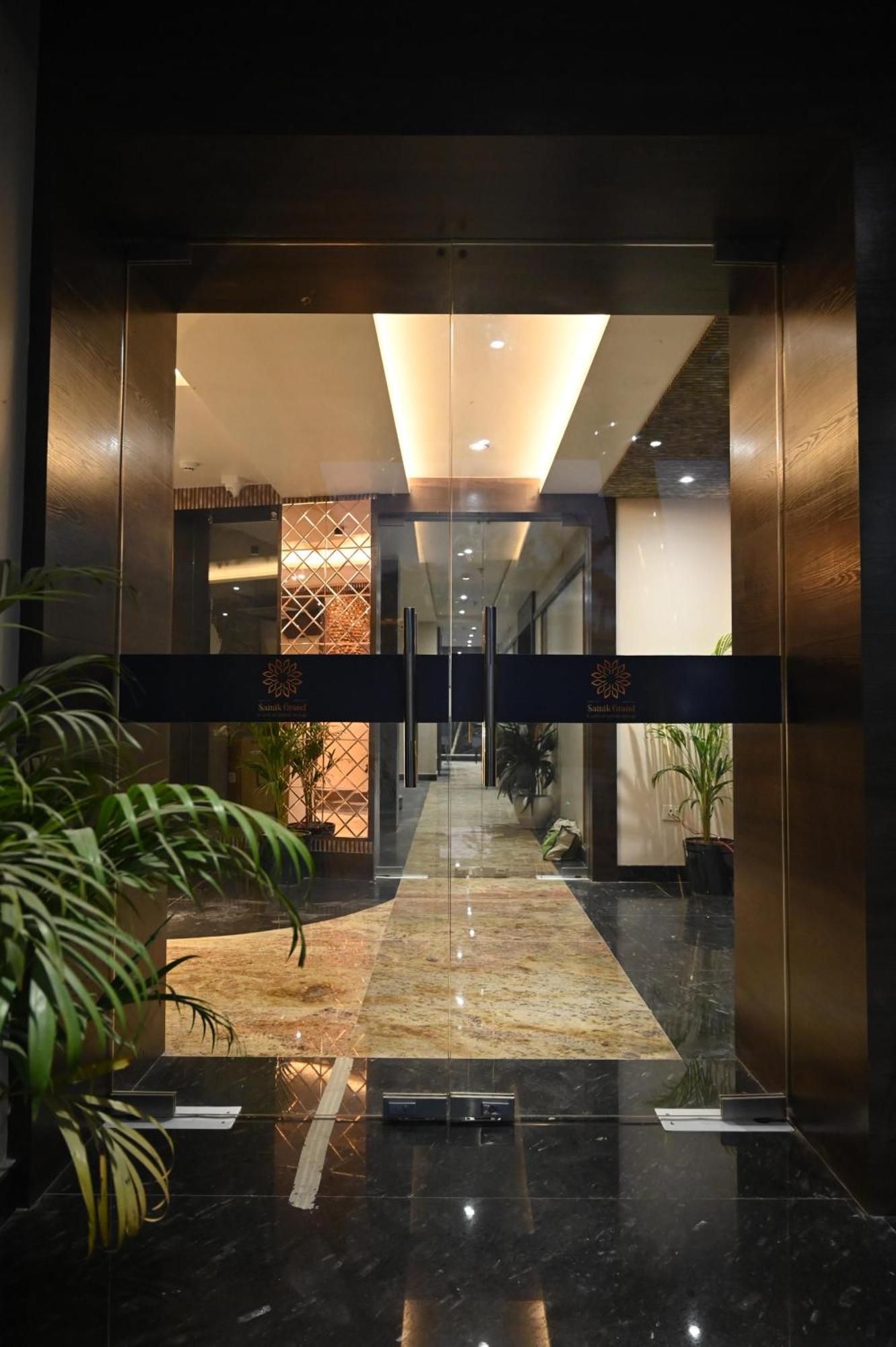 Hotel Sainik Grand Varanasi Esterno foto