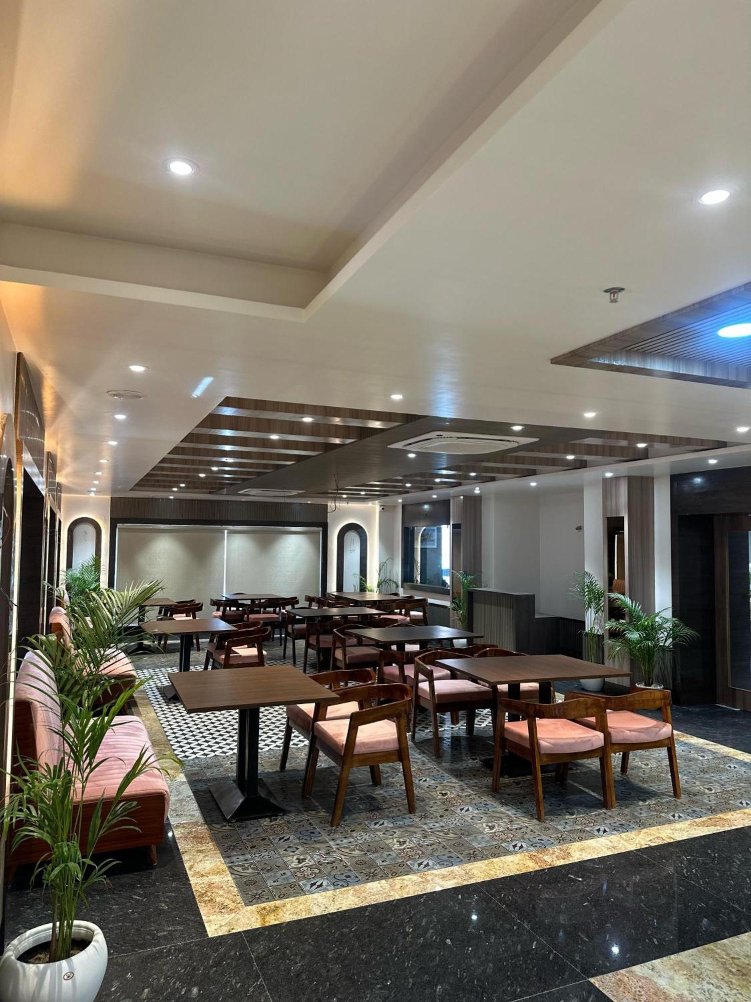 Hotel Sainik Grand Varanasi Esterno foto