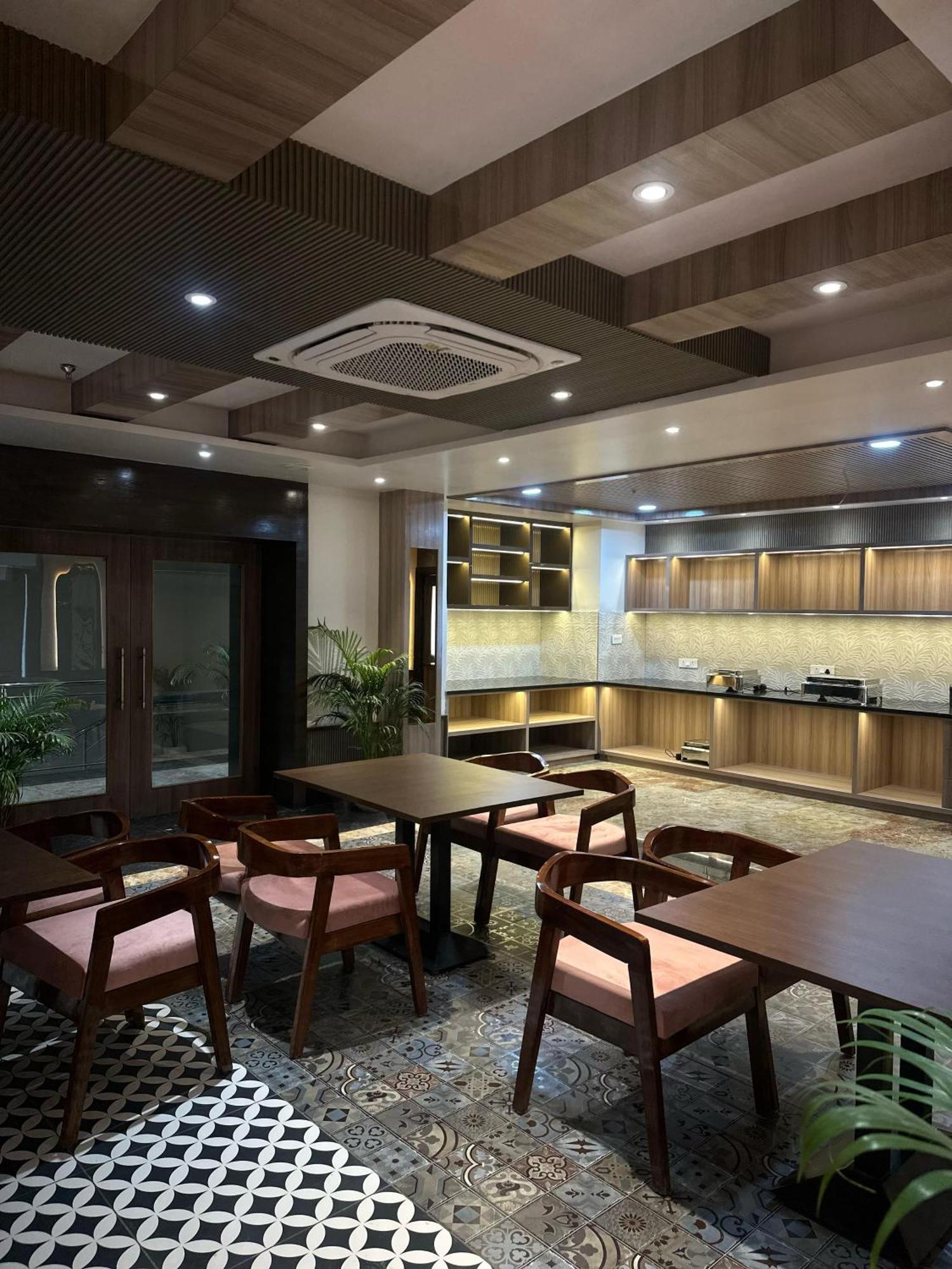 Hotel Sainik Grand Varanasi Esterno foto