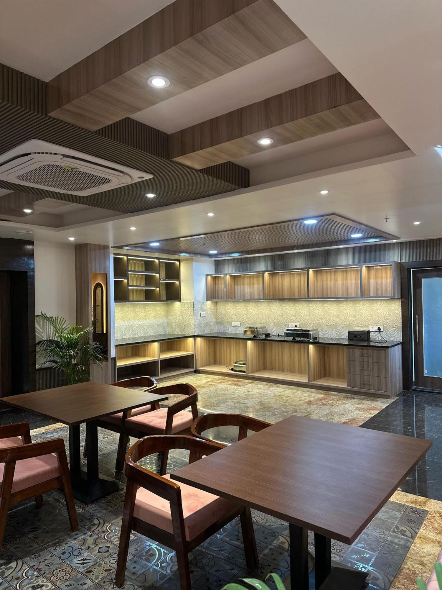 Hotel Sainik Grand Varanasi Esterno foto