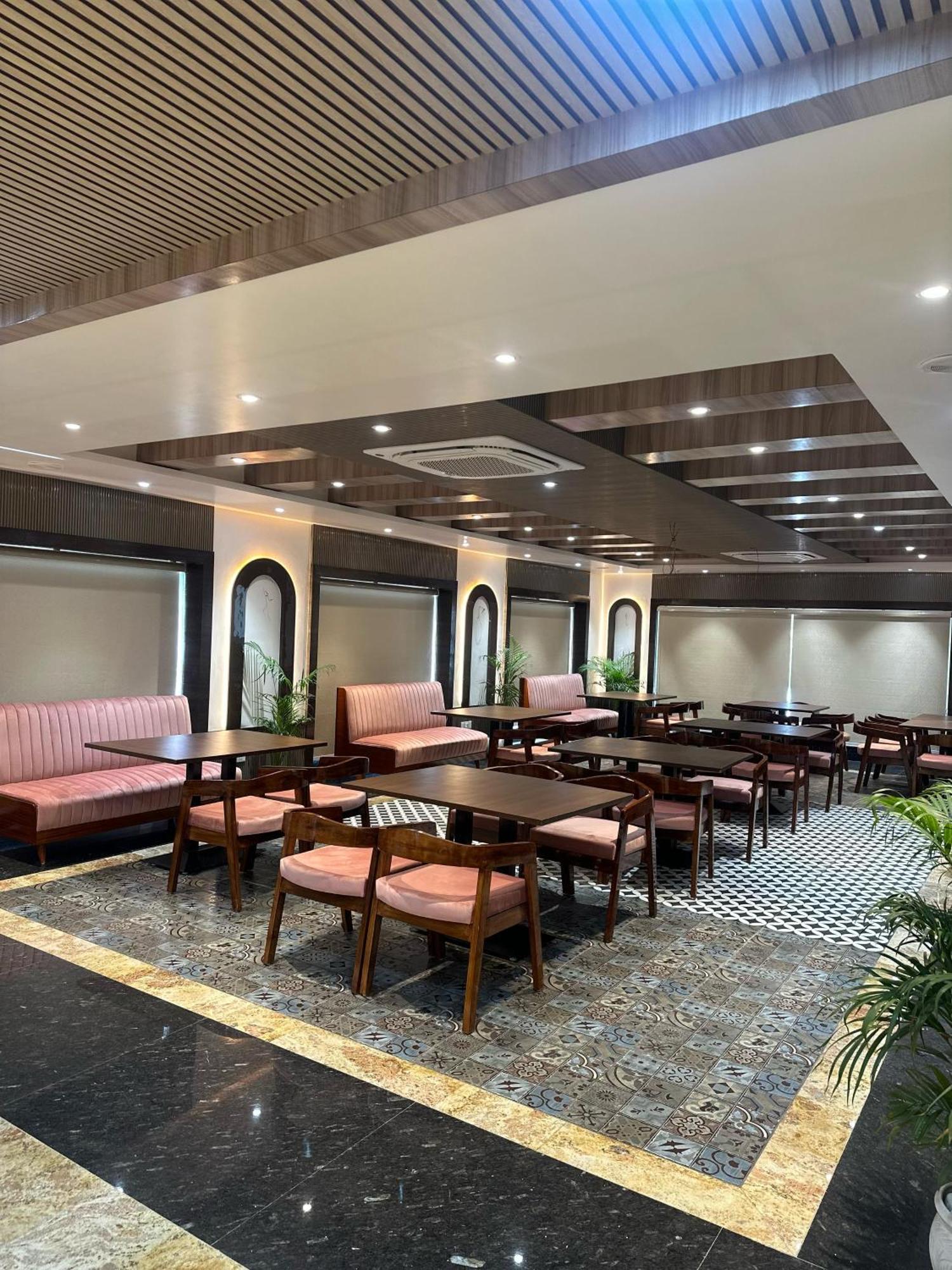 Hotel Sainik Grand Varanasi Esterno foto
