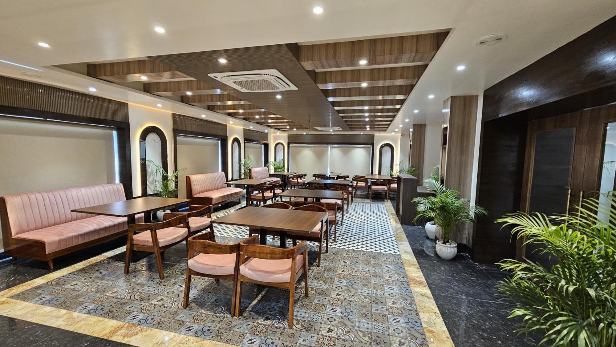 Hotel Sainik Grand Varanasi Esterno foto