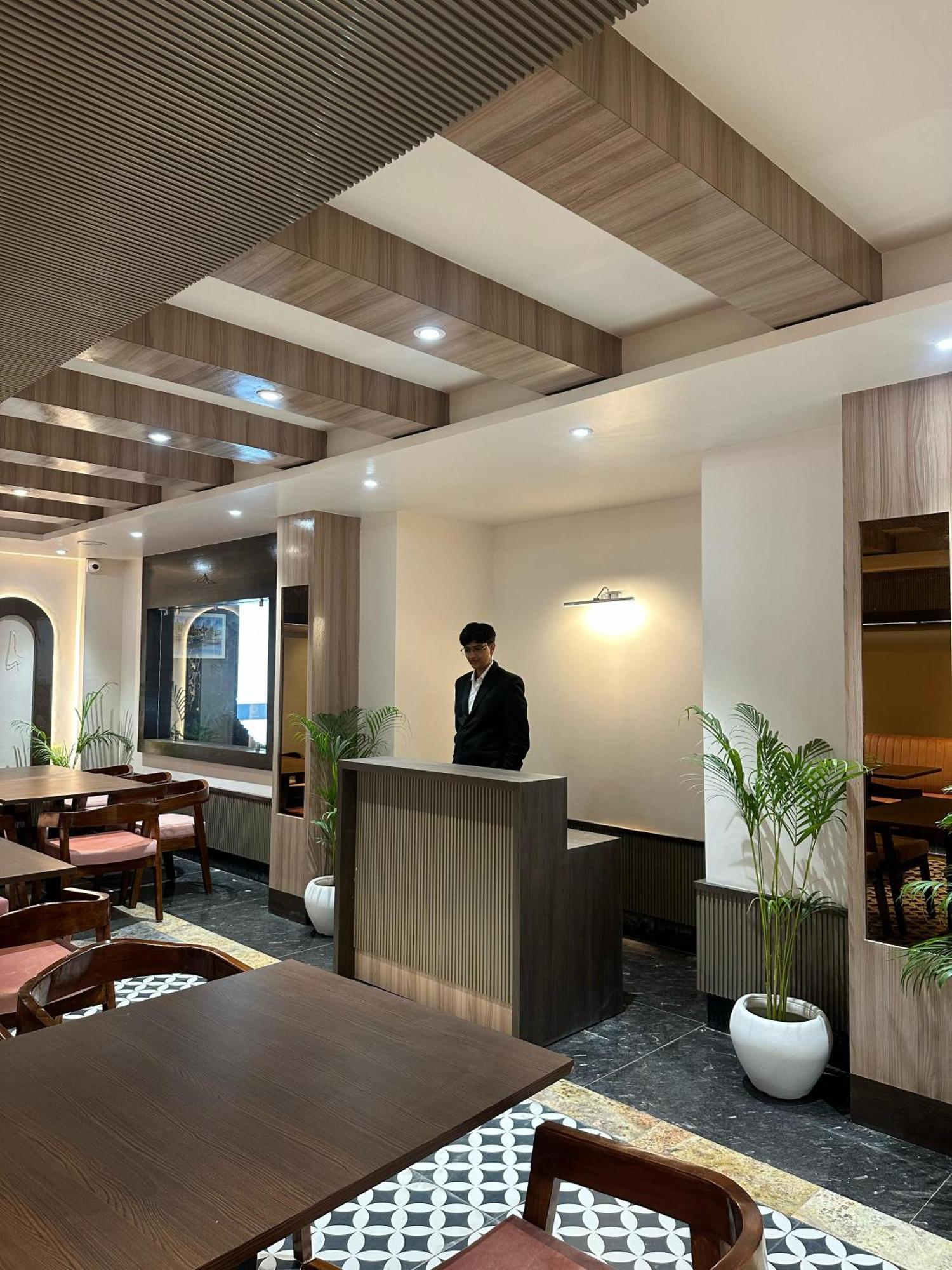 Hotel Sainik Grand Varanasi Esterno foto