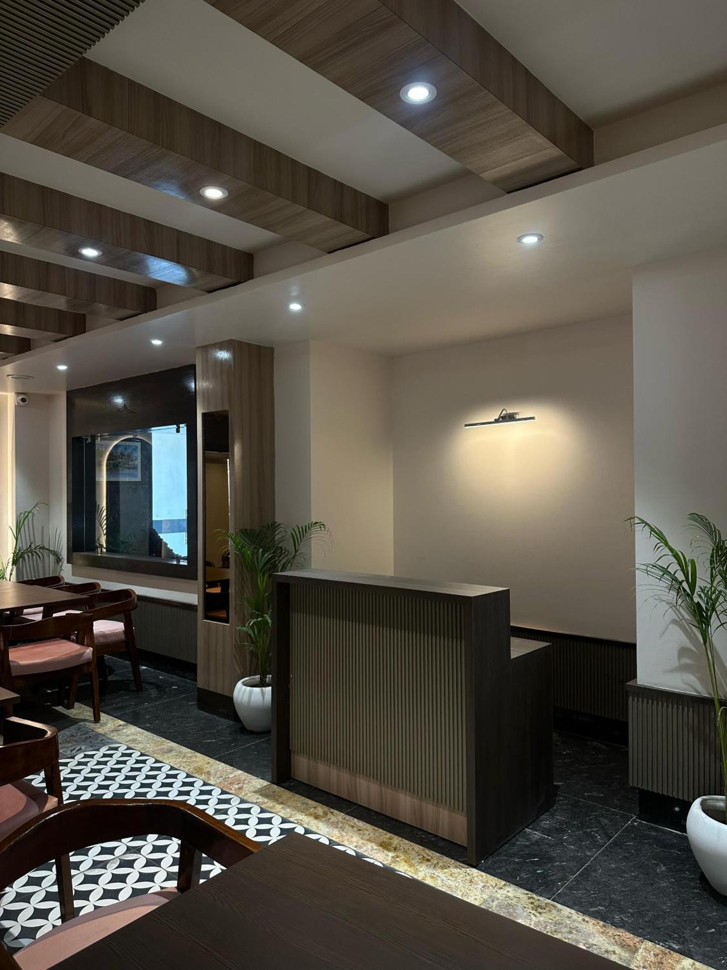 Hotel Sainik Grand Varanasi Esterno foto