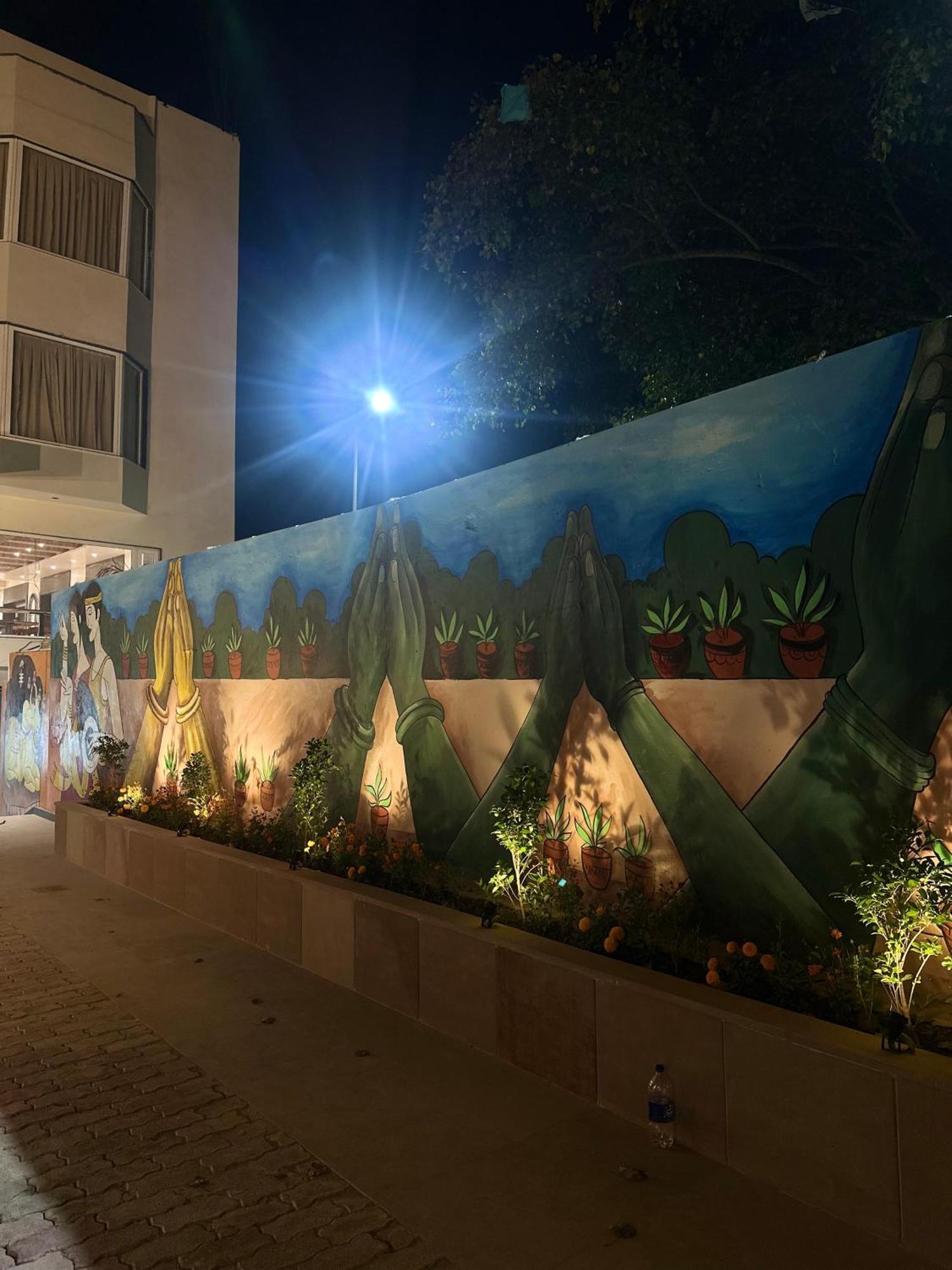 Hotel Sainik Grand Varanasi Esterno foto
