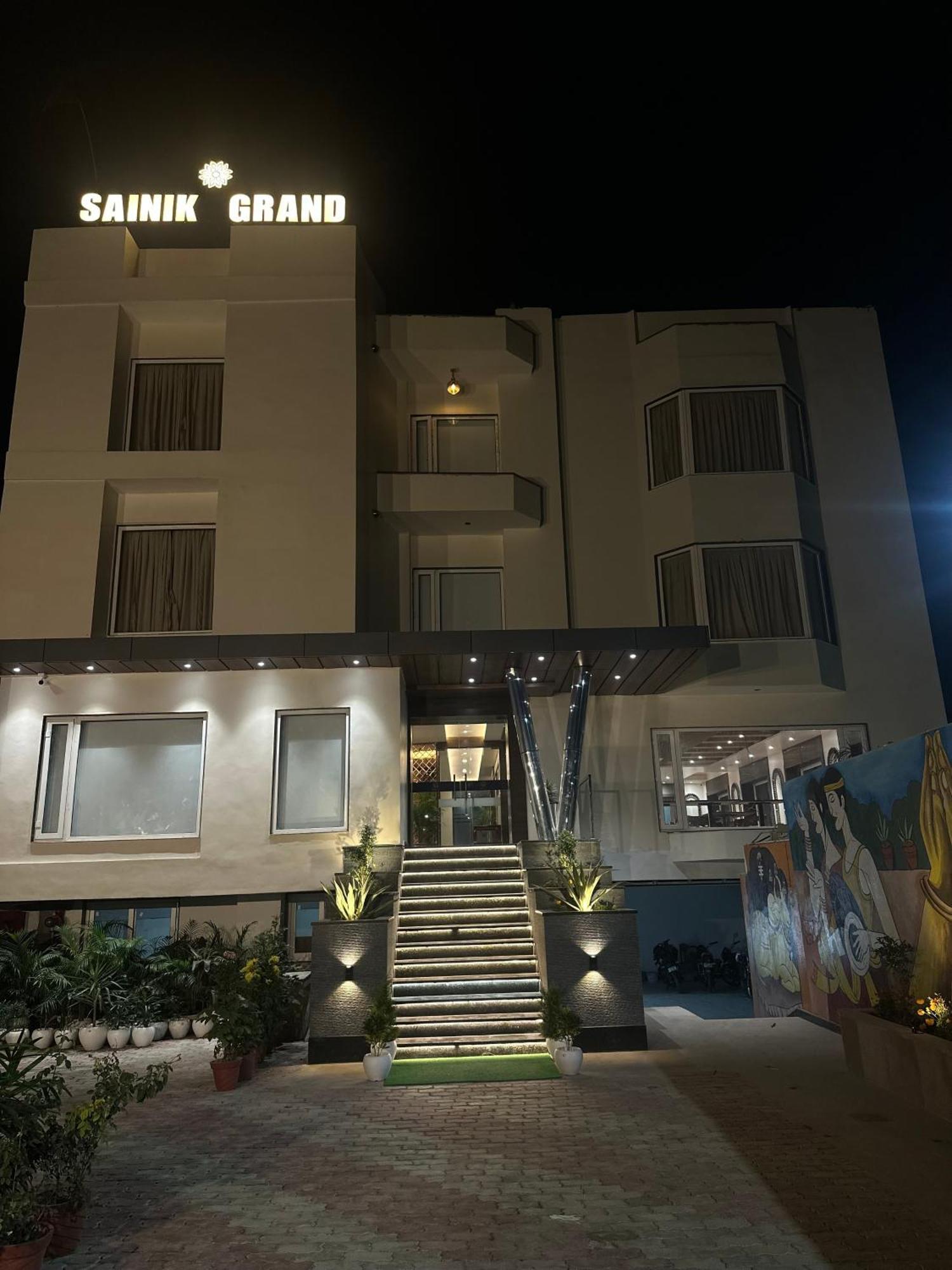 Hotel Sainik Grand Varanasi Esterno foto